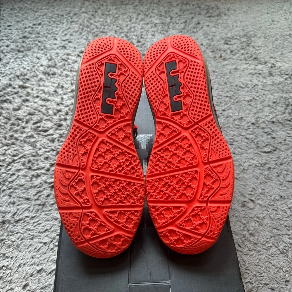 Lebron Nike Men's Black and Red Athletic Sneakers. Size 8.5. - Picture 2 of 9